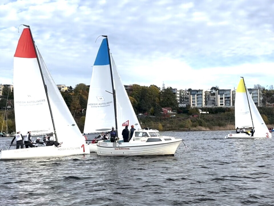 START: Fjorårets vinnere loffet Expresslaget i starten mens J/70-laget fikk fri vind.