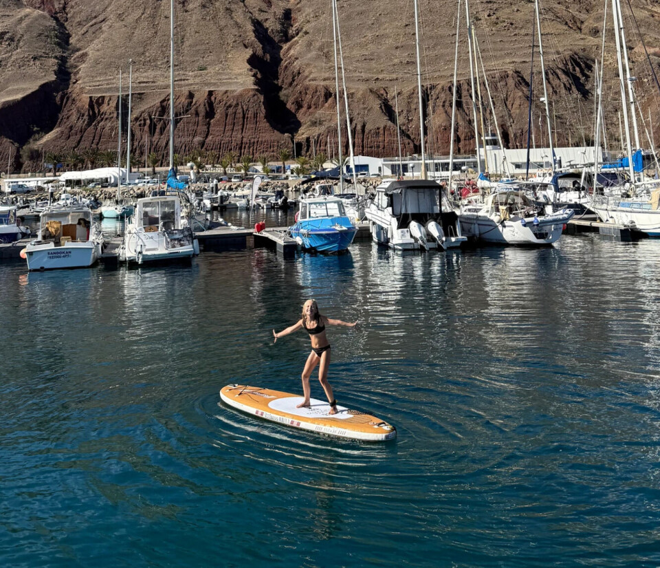 SUP: Olivia 9 år ute med supen i havna.