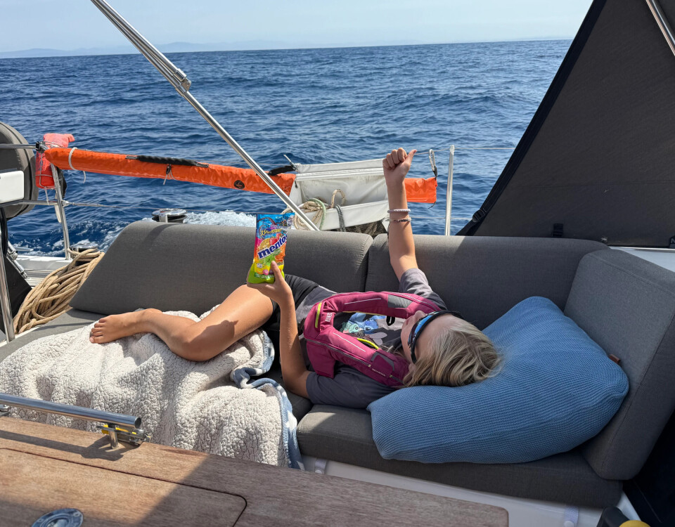 SEILAS: Anders forteller at livet går sin gang på havet og at alle trives i båten.