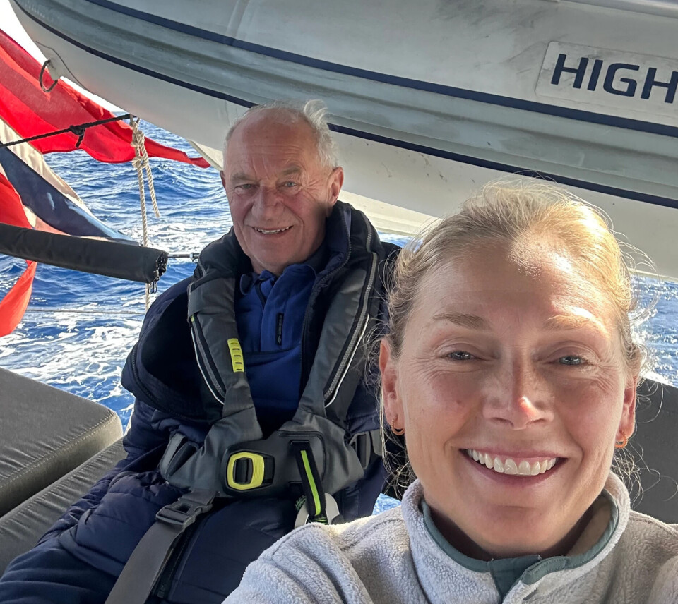 ROLIG: Familien går heller for mindre seil enn å ta noen sjanser, så alle har det bra om bord.