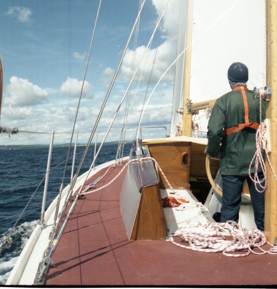 SELVBYGD: Far og sønn begynte å bygge Marthine i 1979, og i over 40 år var båten som et familiemedlem. Far Oddvar Juel Mathisen til rors under fulle seil sent 80-tallet.