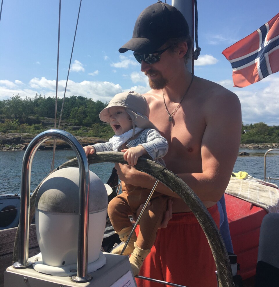 STORE OG SMÅ: Båten har blitt godt brukt av familien. Her er svigersønn og første barnebarnet til Reidar til rors.