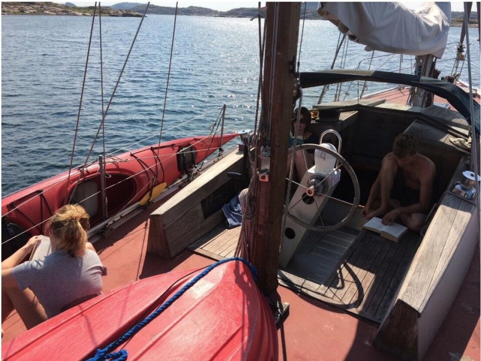 OPPGRADERINGER: Nytt storseil sees
på bommen og det nye rulleforseilet skimtes på fordekket. OPPGRADERINGER: Nytt storseil sees på bommen og det nye rulleforseilet skimtes på fordekket.