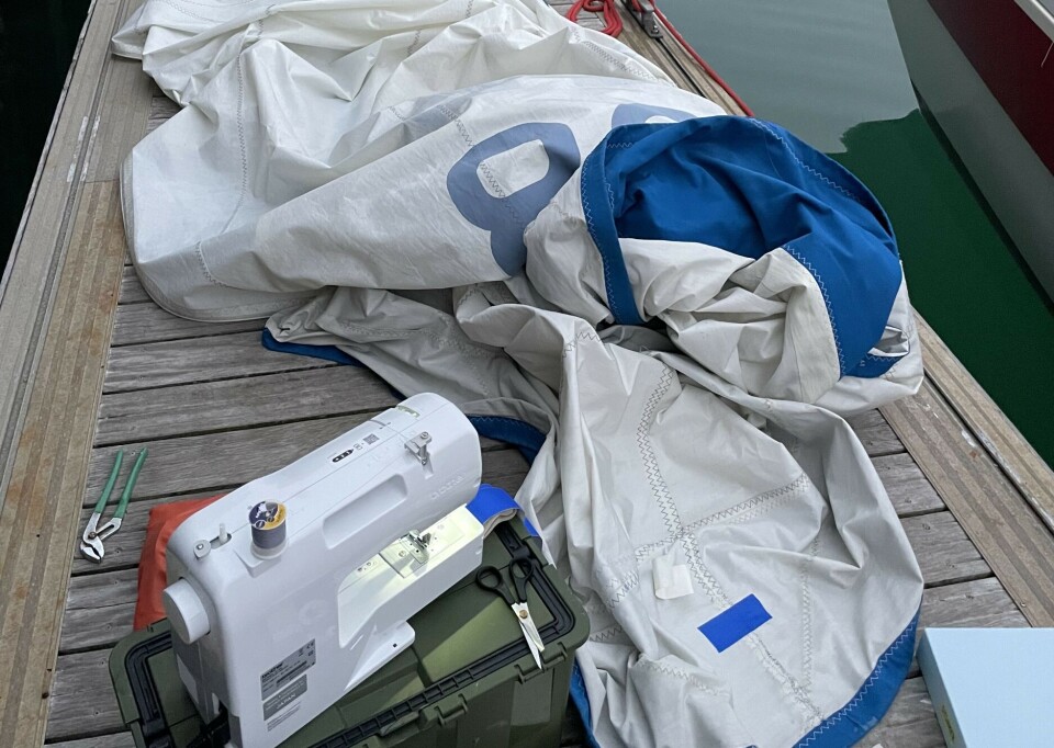 SYMASKIN: I Calais var jentene heldige og fikk låne symaskin av Greenpeace. SYMASKIN: I Calais var jentene heldige og fikk låne symaskin av Greenpeace.