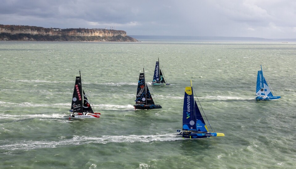 OCEAN FIFTY: Trimaranene etter start lørdag i frisk vind. Bildene viser trimaranene med to skrog over vann. LE HAVRE, FRANCE: Ocean Fifty fleet is photographed at the start of the Transat Café l'OR 2025 on October 25, 2025 in Le Havre, France. (Photo by Jean-Marie Liot / Alea)