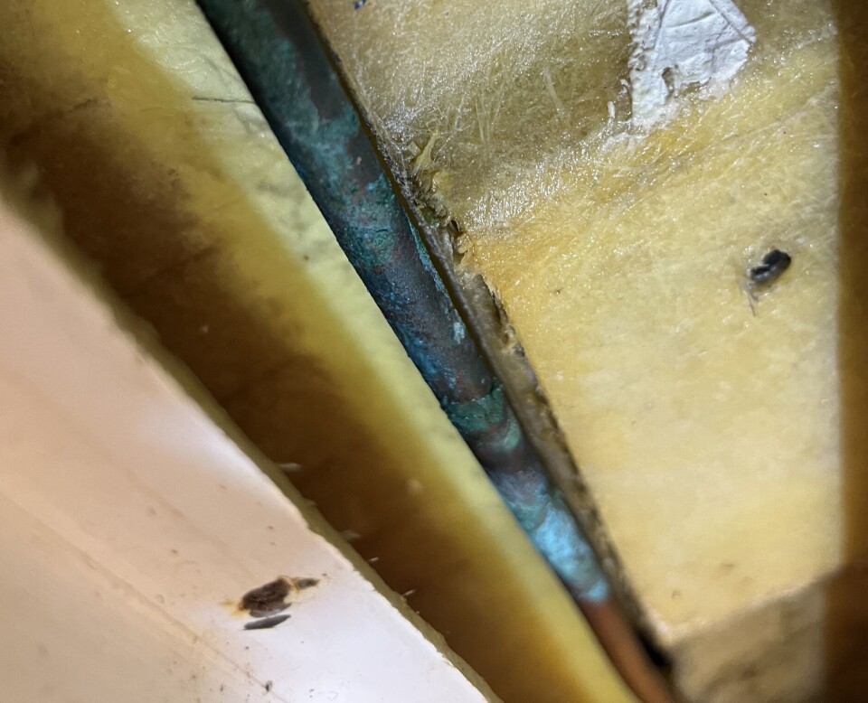 IRR: Kobberrøret for gass fra cockpit til byssa måtte byttes. Lekkasje i dekk var årsaken til irr.