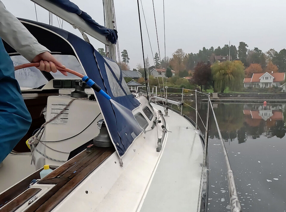 SPRUT: For å simulere regnvann sprutet vi på dekket på et begrenset område.