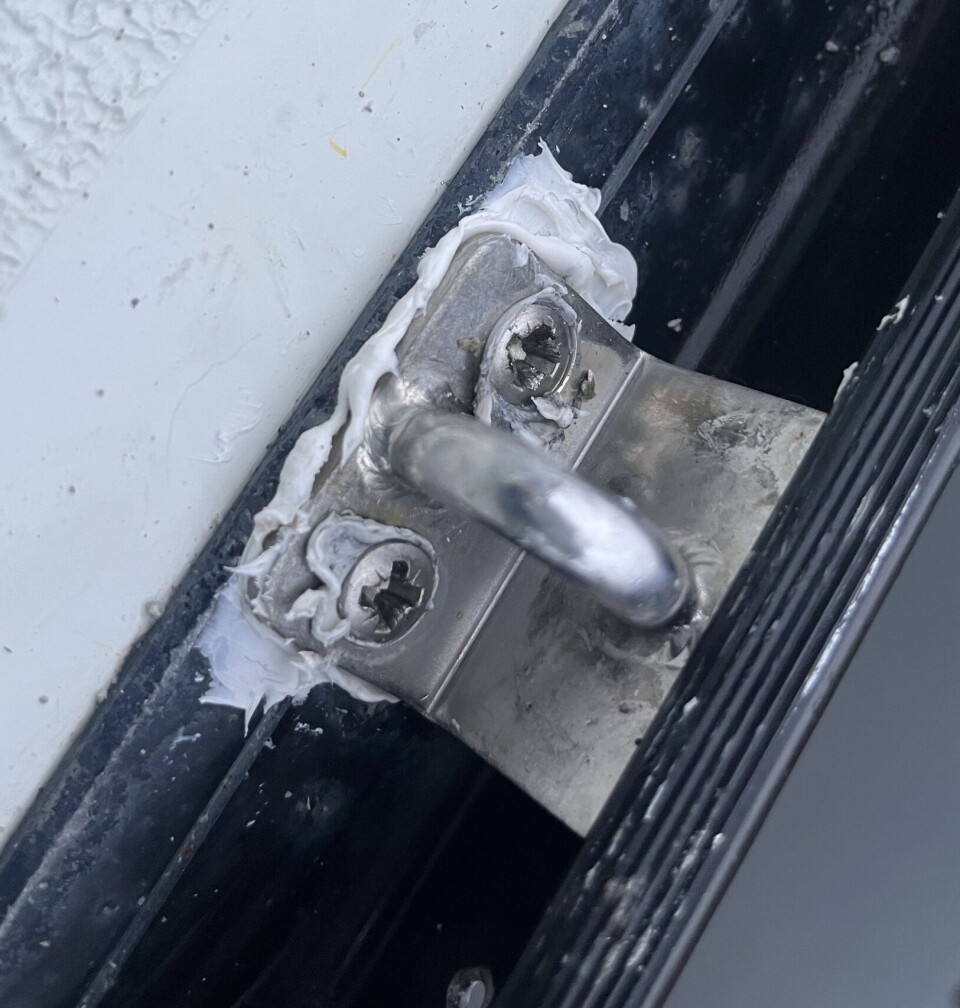 PÅMONTERING: Skruefestet er en aluminiumsplate under dekk så monteringen ble enkel. Overskytende tetningsmasse ble tørket vekk.