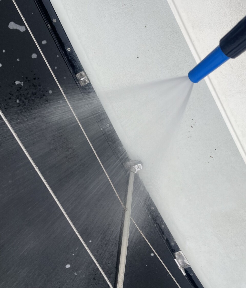 VANN: Det gjelder å sprute på et begrenset område for å finne lekkasjen.