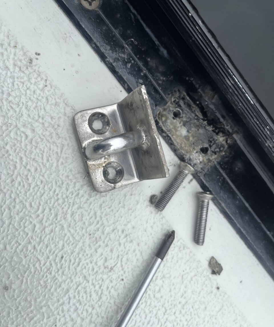 SYNDEREN: Festepunktet var enkelt å demontere. Nå var utfordringen å få den montert tett.