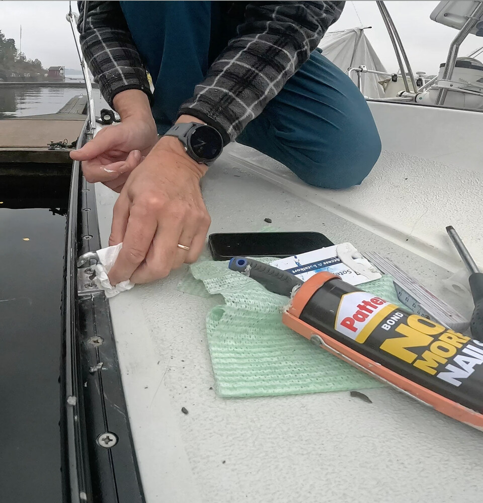 FUGEMASSE: Begge sider av monteringsstedet ble påført fugemasse.