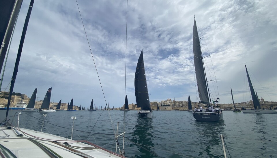 START: Tett med båter i innløpet til Valletta rett før start.