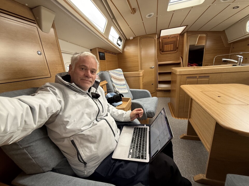 KOMFORT: Varmen på og dype komfortable lenestoler. Ikke ille å teste båt i Sverige, tross sent i oktober.