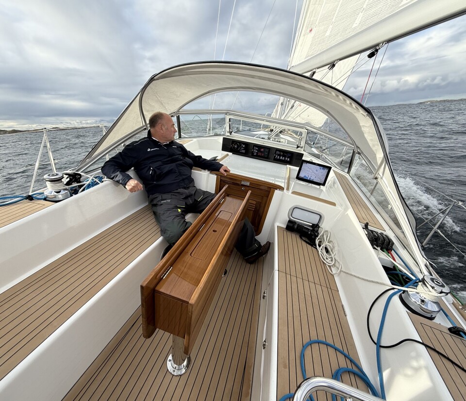 COCKPIT: Magnus Rassy har funnet godplassen fremst i cockpiten.