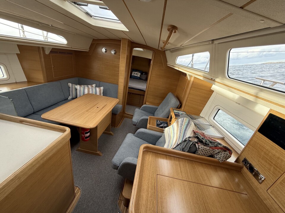 INNREDNING: Båten er bare 37-fot men virker mye større.