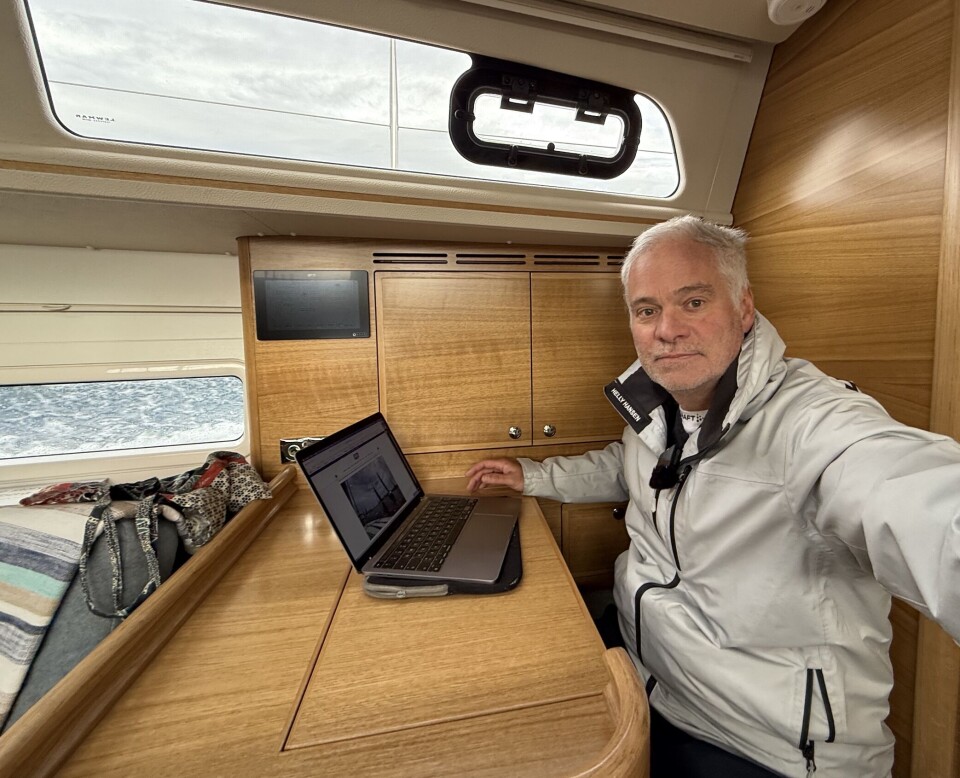 KARTBORD: Herlig med egen kontorplass, men lenestolene fungerer bedre når båten er på skrå.