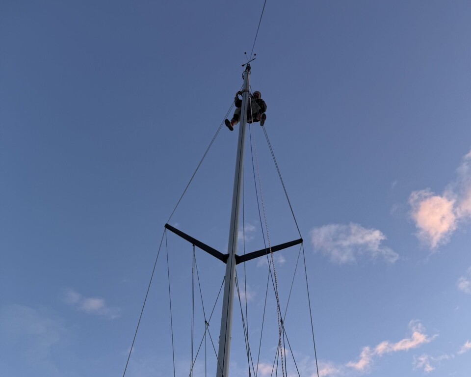 REPARASJONER: Eiril og Øystein har allerede gjort en del reparasjoner på båten. Her trer Eiril et nytt storseilsfall. REPARASJONER: Eiril og Øystein har allerede gjort en del reparasjoner på båten. Her trer Eiril et nytt storseilsfall.