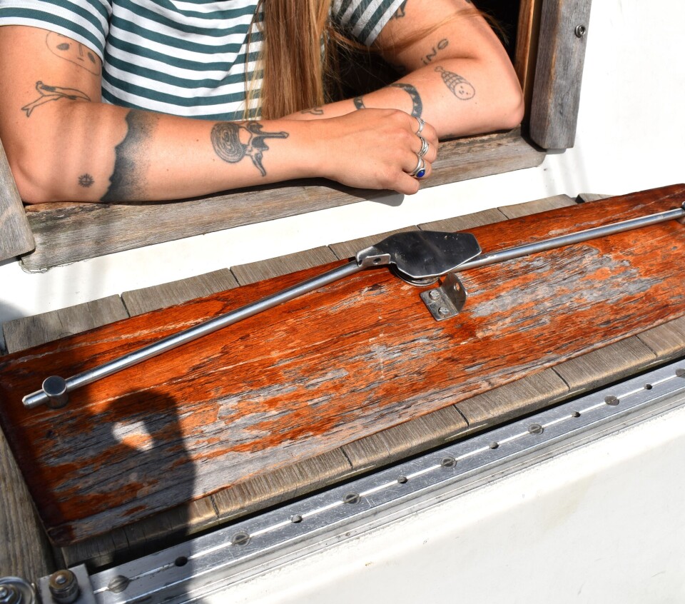 ORIGINAL: Paret ønsker å bevare båten original, så langt det lar seg gjøre. Nytt beslag til en dør fikk de derfor smidd hos en smed. HJEMTUREN: Fra Kragerø til Oslo gikk det alt annet enn fort, med flere hundre kg groe under båten.