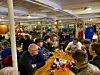 STEMNING: Det var atter en gang god stemning og fiskesuppe om bord på veteranskipet «Sandnes» etter seilasen, med flotte video-opptak fra seilasen og lærerike kommentarer fra Christen With.