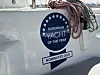 Nærbilde av skrog med European Yacht of the Year-nominasjonsmerke og tauverk.