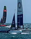 F50-katamaraner i høy fart på foilene under seilregatta i grov sjø.