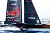 Seilbåt fra Alinghi Red Bull Racing i høy fart med tydelige sponsorer på seilene.