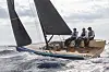 WOY 26 seilbåt i fart over bølgene med mannskapet på rekka