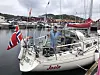 Seilbåten Josin med norsk flagg fortøyd i småbåthavn med andre båter bak