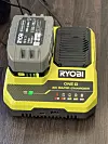 LADER: Batteri og lader kjøpes separat. Da er det kjekt med to batterier og hurtiglader som denne på 8ah. Den lader et 5 ah batteri fra 0 til 100 på en snau halvtime. Et 5ah batteri er nok til 50 minutter polering.