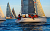 Seilbåter kappseiler på åpent hav under Helly Hansen Skagen Race, med besetning på dekk.