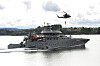 Royal Norwegian Coast Guard-fartøyet KV Tor under en øvelse med helikopter og RIB-båter på sjøen.
