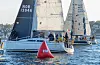 Seilbåter konkurrerer ved en rød HH-bøye i HH Skagen Race på sjøen.