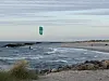 KITERE: På øya er det gode muligheter for vannsport, og du ser mange av båtene har med windsurf, wingfoil og kiteutstyr.