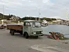 KULE BILDER: På øyen kryr det av gamle biler, ofte med folk og fe på lasteplanet. Det er litt avslappet stemning på veien her, kan en si.