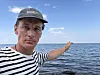 bror sonne peker mot horisonten på tunø
