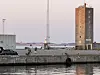 AARHUS: En familie fisker i havnen med Mols Bjerge i bakgrunnen.