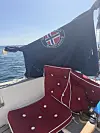 Bror Sonne har laget en improvisert bimini på dus ved seilas til Anholt.