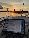 «BEHIND THE SCENES»: Arbeidsforholdene i sommer har til tider vært helt ok. Her fra Resö.