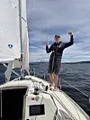 Bror Sonne på dekk av Dus med oslo bakgrunnen etter hjemkomst. armene i været.