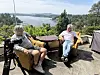 SOMMERSTUDIO: Thomas Nilsson intervjuet Christen With på Høgda, Nesøya.