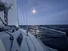 brutal overfart: Krysningen over Skagerrak ble svært ukomfortabel. Gammel sjø, strøm, først for lite vind, så for mye. Spedd på med litt sjøsyke og en falsk alarm for vannintrengning. 
 DUS SEILER UNDER MÅNEN