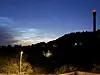 JULISKYER: Noctilucent Clouds, nattlysende skyer, er et fenomen en kan se ved våre breddegrader. De skyldes en spesiell vinkel mellom støv og fuktighet på 70-100 kilometers høyde, solen og observatøren. De er ikke mulige å se noe annet sted enn ved våre breddegråder på denne årstiden.