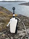 FLYTTBAR: Seaflo Camping Shower kan enkelt bæres på plass, pumpes opp og voila - du kan dusje.