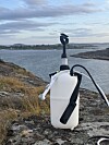 FUNKER BRA: Etter å ha testet dusjen ble vi overrasket over hvor bra den fungerer. Den gir mulighet for å løfte komforten i mindre båter for en billig penge.