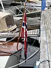 Om du har lang stang med splittflagg skal det senkes en tredjedel ned, gitt at det ikke berører dekk eller vannet, sier båtfolket i MYS.