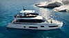 Hvit yacht på turkis hav ved lave klipper.