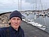 LÆSØ: Bror Sonne i seilerbukse og seilerlue på brygga etter ankomst i Østerby Havn. Her var det plutselig nesten bare seilbåter.