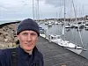 LÆSØ: Bror Sonne i seilerbukse og seilerlue på brygga etter ankomst i Østerby Havn. Her var det plutselig nesten bare seilbåter.