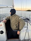 BOMBER: Jakken er en maritim variant av bomber jakken, og er svært varm og god. Den funker bra for kjølige, tørre dager på vannet. Og ved brygga og i byen.
